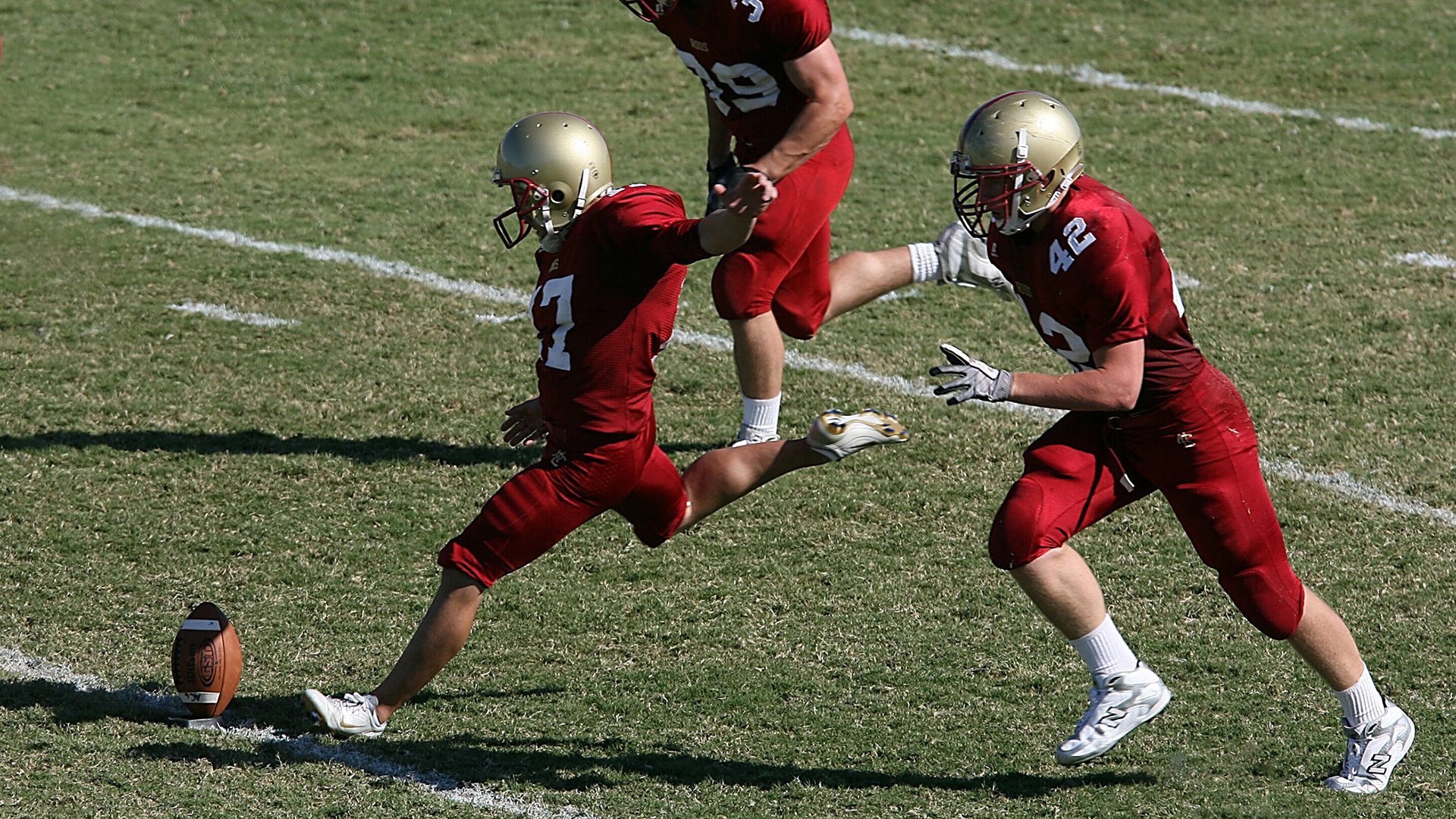 开云体育官网-赛道上的双重奏鸣，阿斯顿马丁完胜哈斯，拉塞尔高光表现定义F1新格局